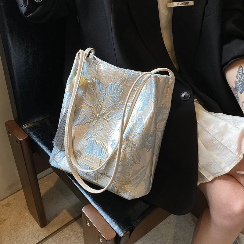 Women's Medium Satin Butterfly Elegant Vintage Style Embroidery Square Magnetic Buckle Shoulder Bag