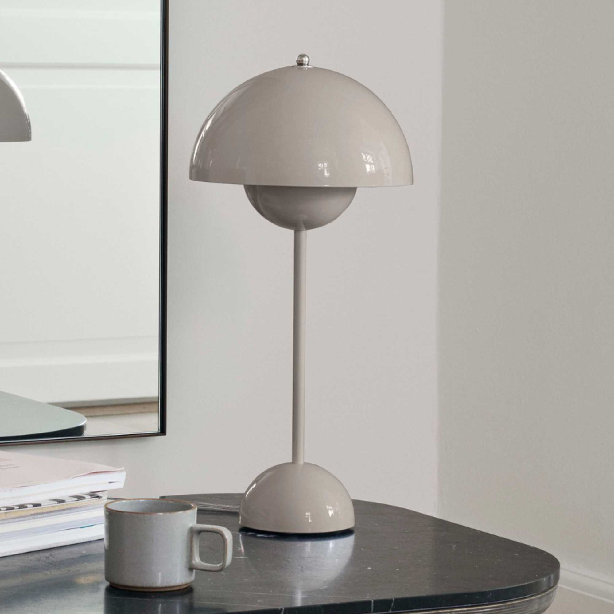 VP3 Flowerpot table lamp. Grey Beige