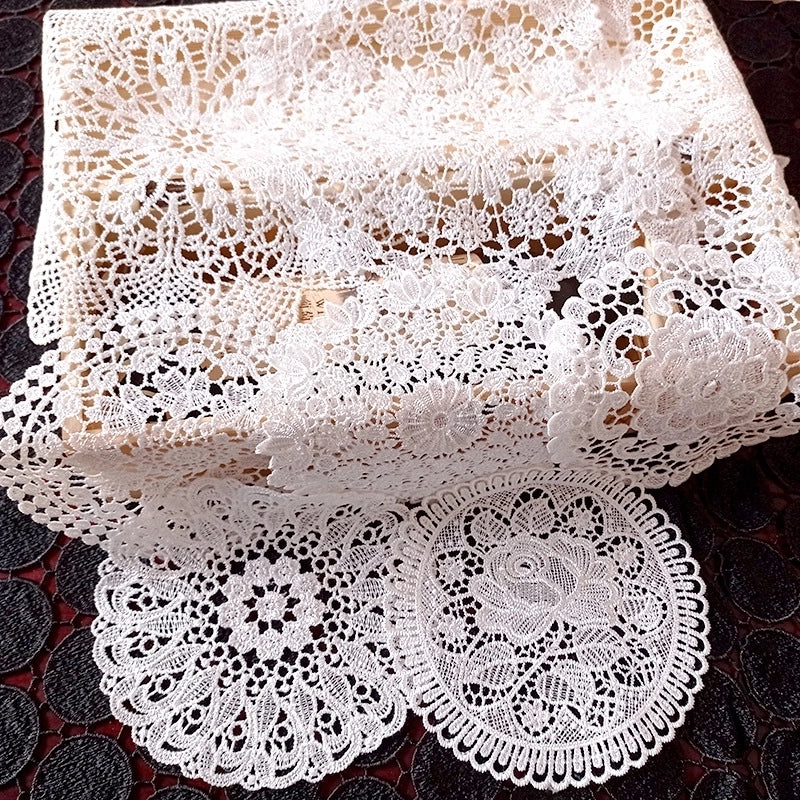 Minimalist Flower Polyester Tablecloths Artificial Decorations