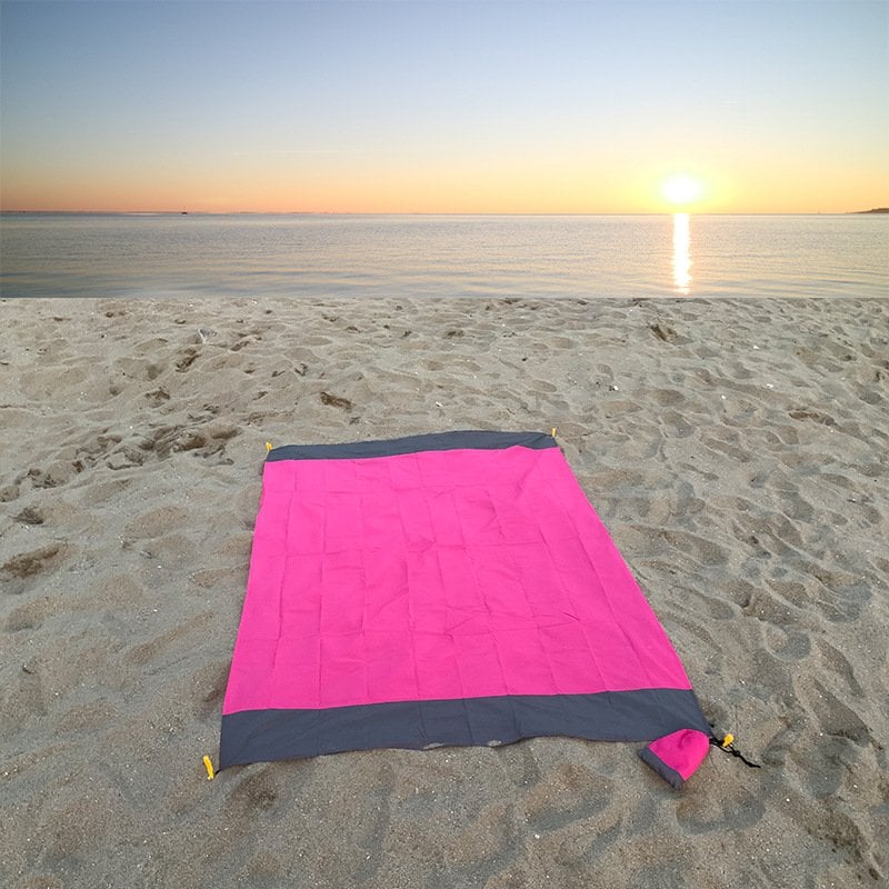 Lightweight sandless beach mat