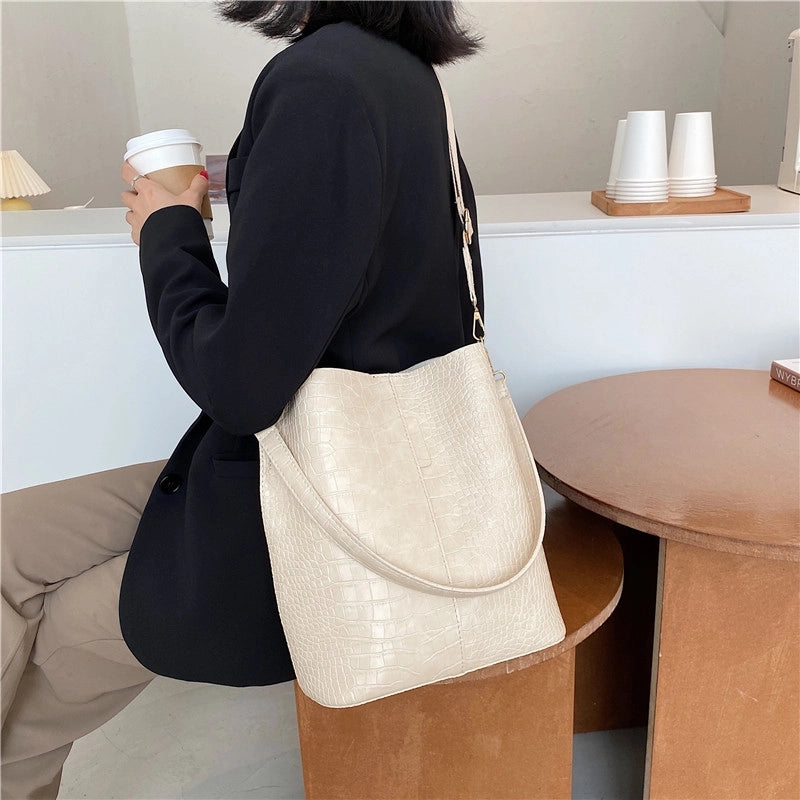 Fashionable Stylish One Shoulder Bag 2024 New Fashionable Temperament Underarm Bag Casual All-Matching Wide Shoulder Strap Bucket Bag