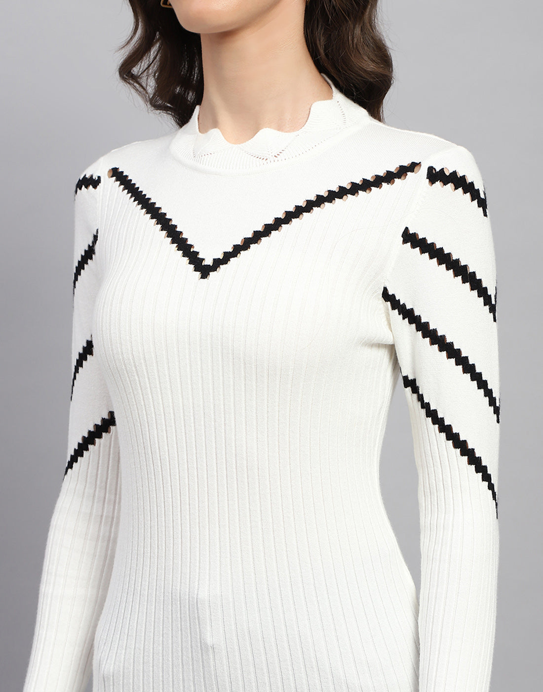 Women White Solid Round Neck Full Sleeve Sceavy