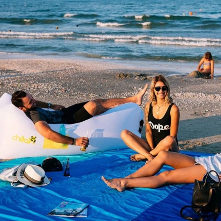 Lightweight sandless beach mat