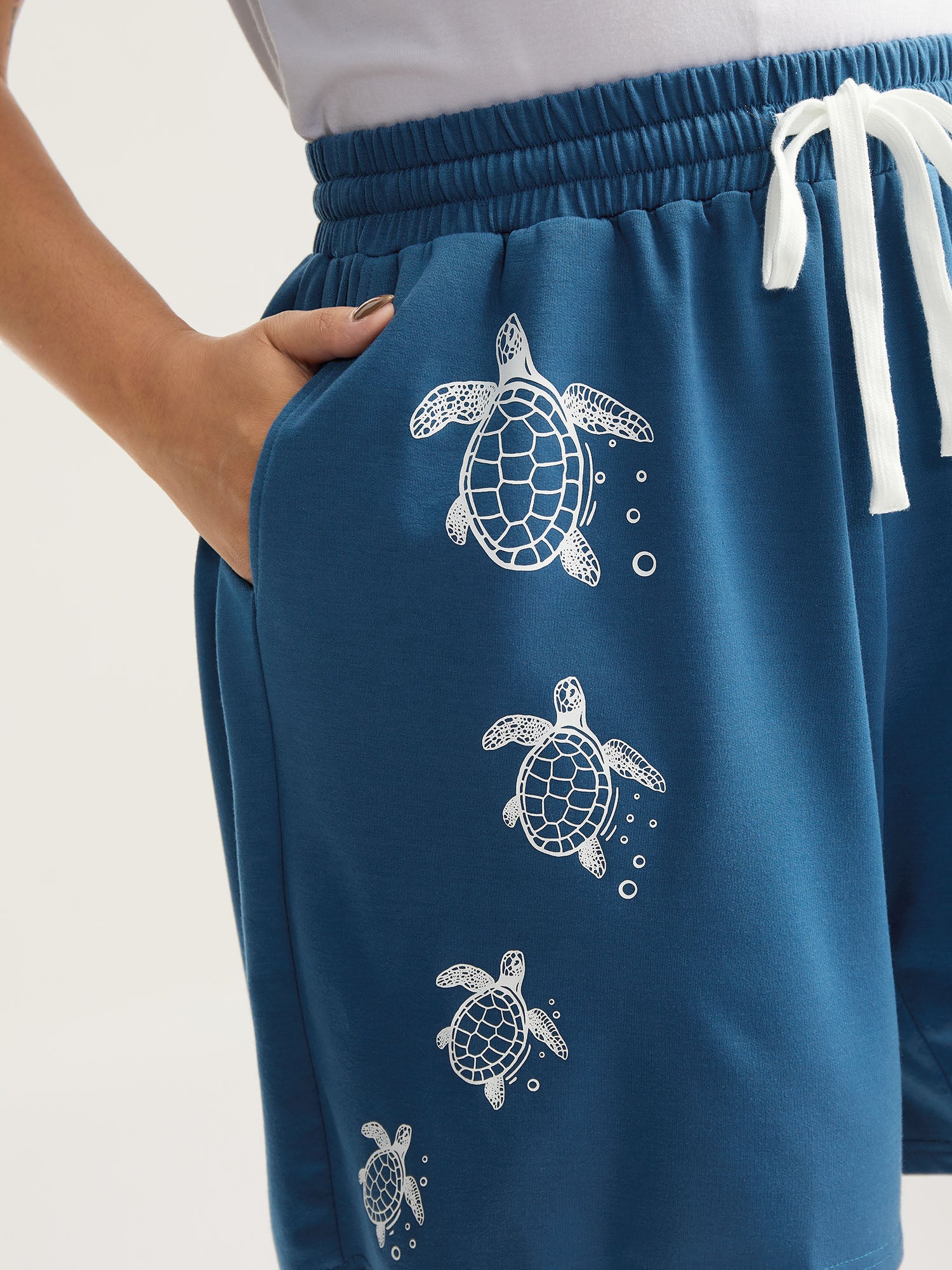 Turtle Print Drawstring Straight-Leg Shorts