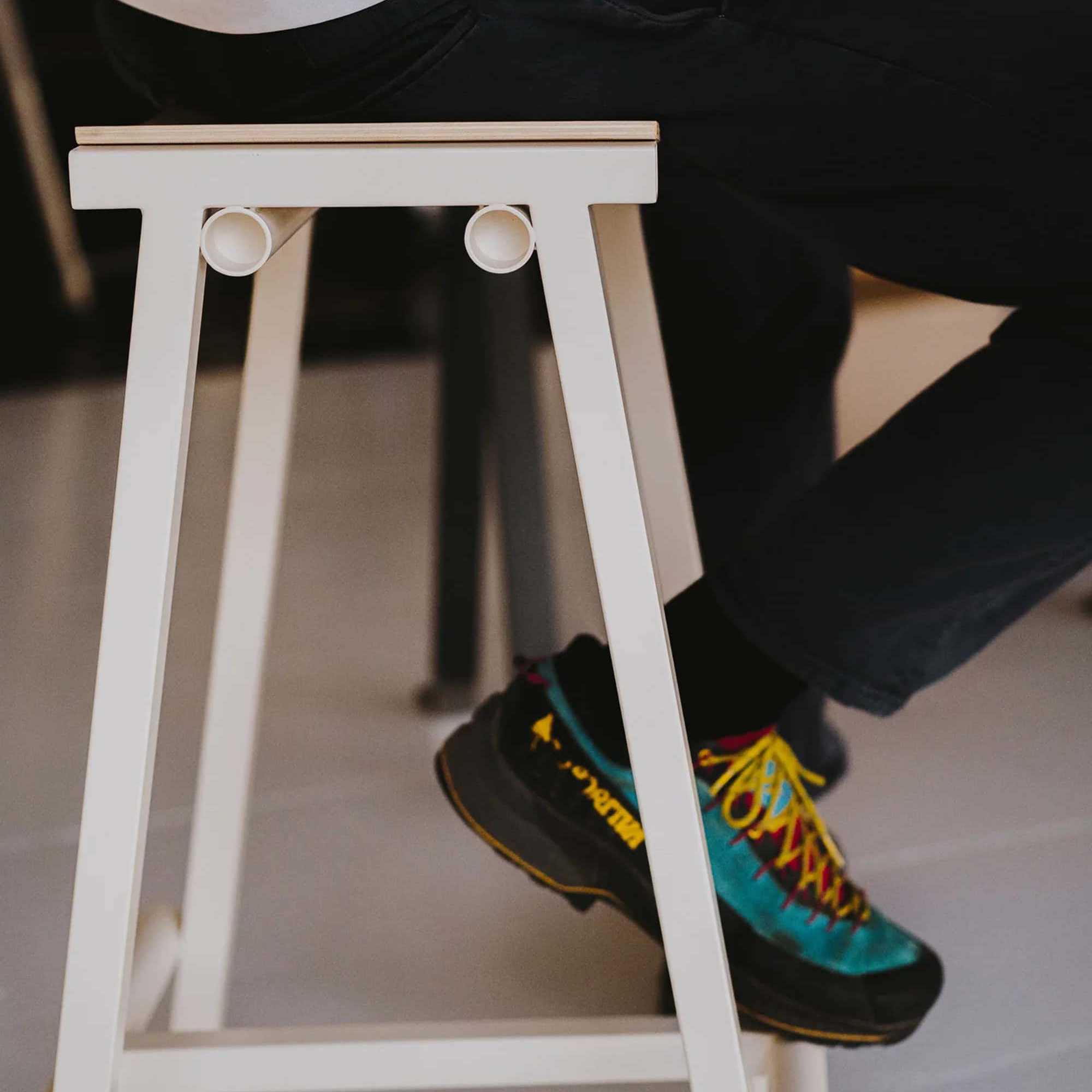 Taburete 8 Bar stool. Eggshell