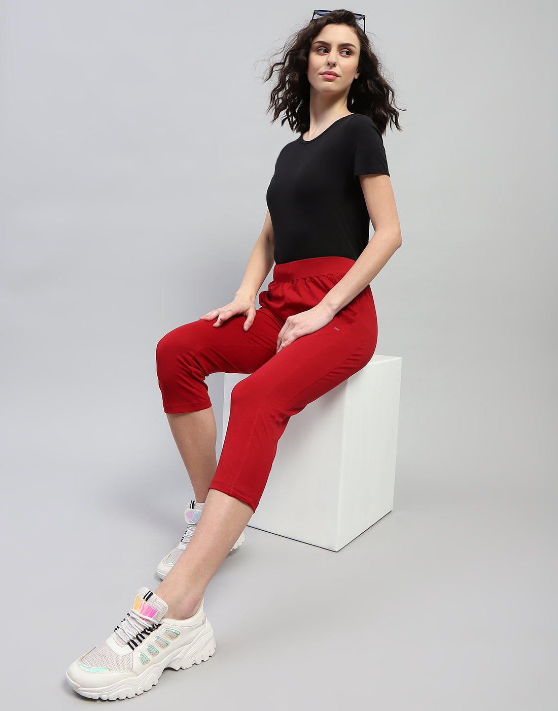 Women Maroon Solid Regular Fit Capri