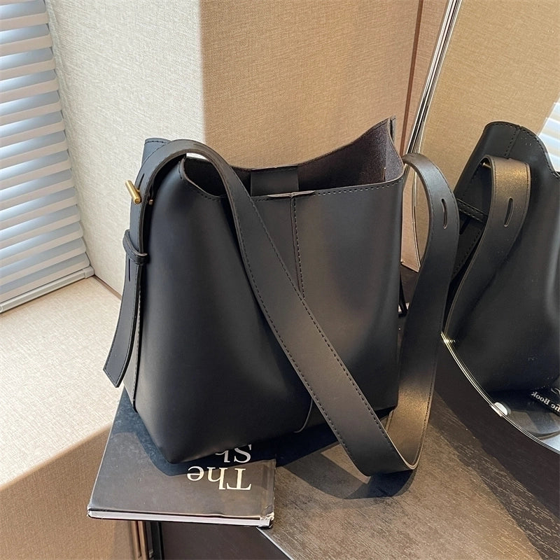 Women's Solid Color Streetwear Bucket Magnetic Buckle Underarm Bag