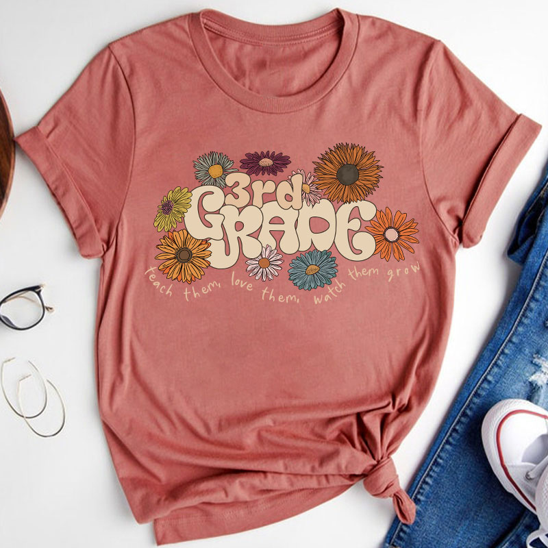 Personalized Retro Daisy Grade Teacher T-Shirt