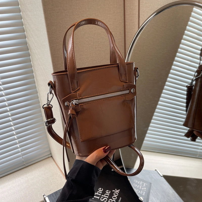Women's Pu Leather Solid Color Classic Style Streetwear Sewing Thread Bucket Zipper Handbag