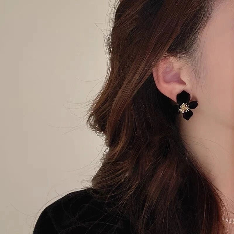 Retro Heart Shape Flower Bow Knot Flocking Inlay Artificial Pearls Rhinestones Women's Earrings 1 Pair