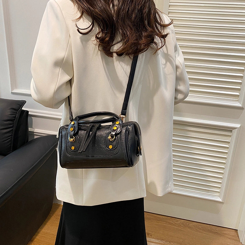 Women's Pu Leather Solid Color Classic Style Sewing Thread Dumpling Shape Zipper Crossbody Bag
