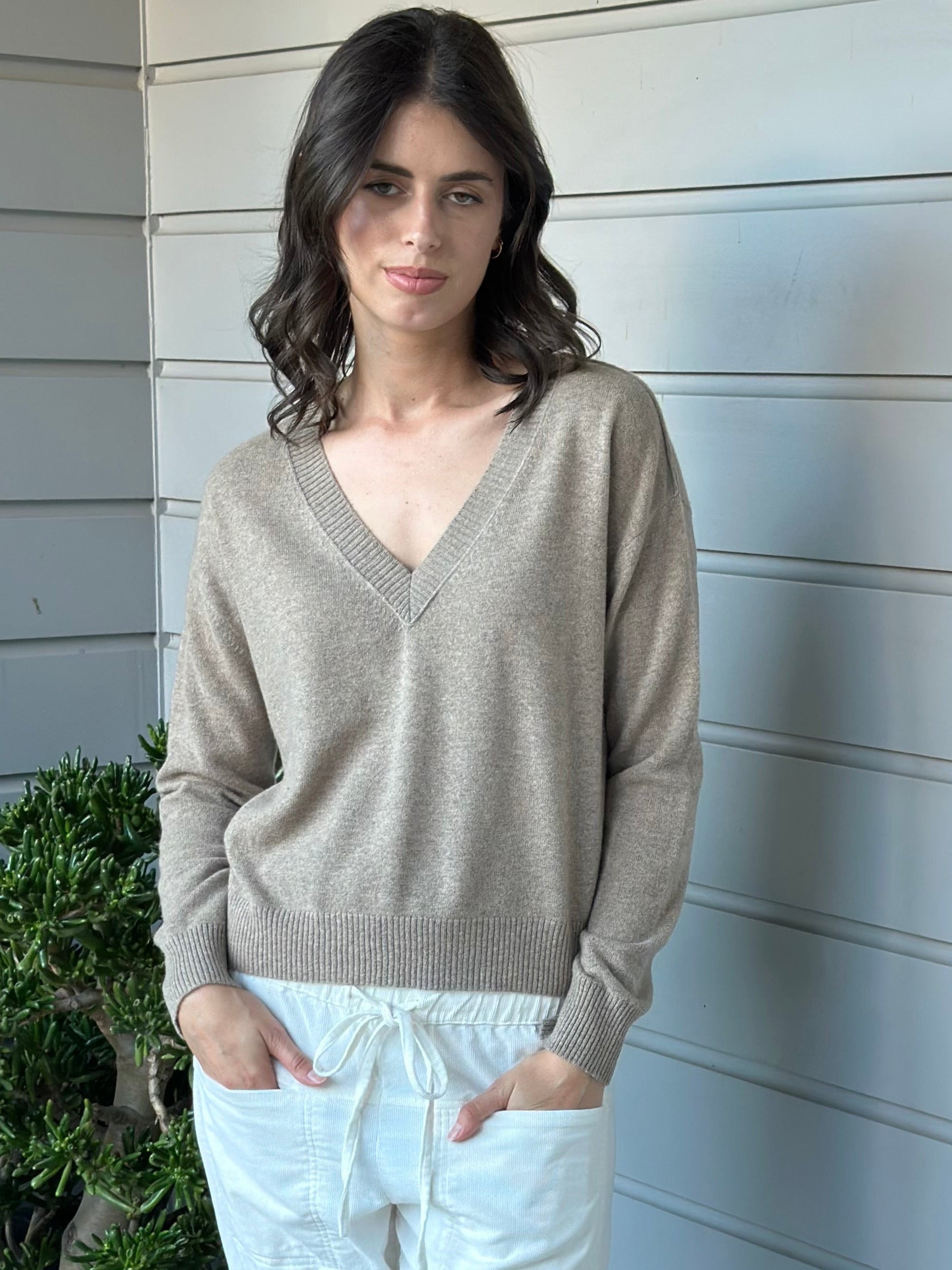 mavis v neck knit- wheat cashmere