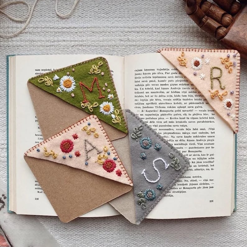 🎁Personalized Hand Embroidered Corner Bookmark