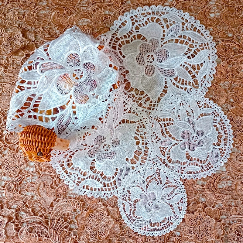 Minimalist Flower Polyester Tablecloths Artificial Decorations