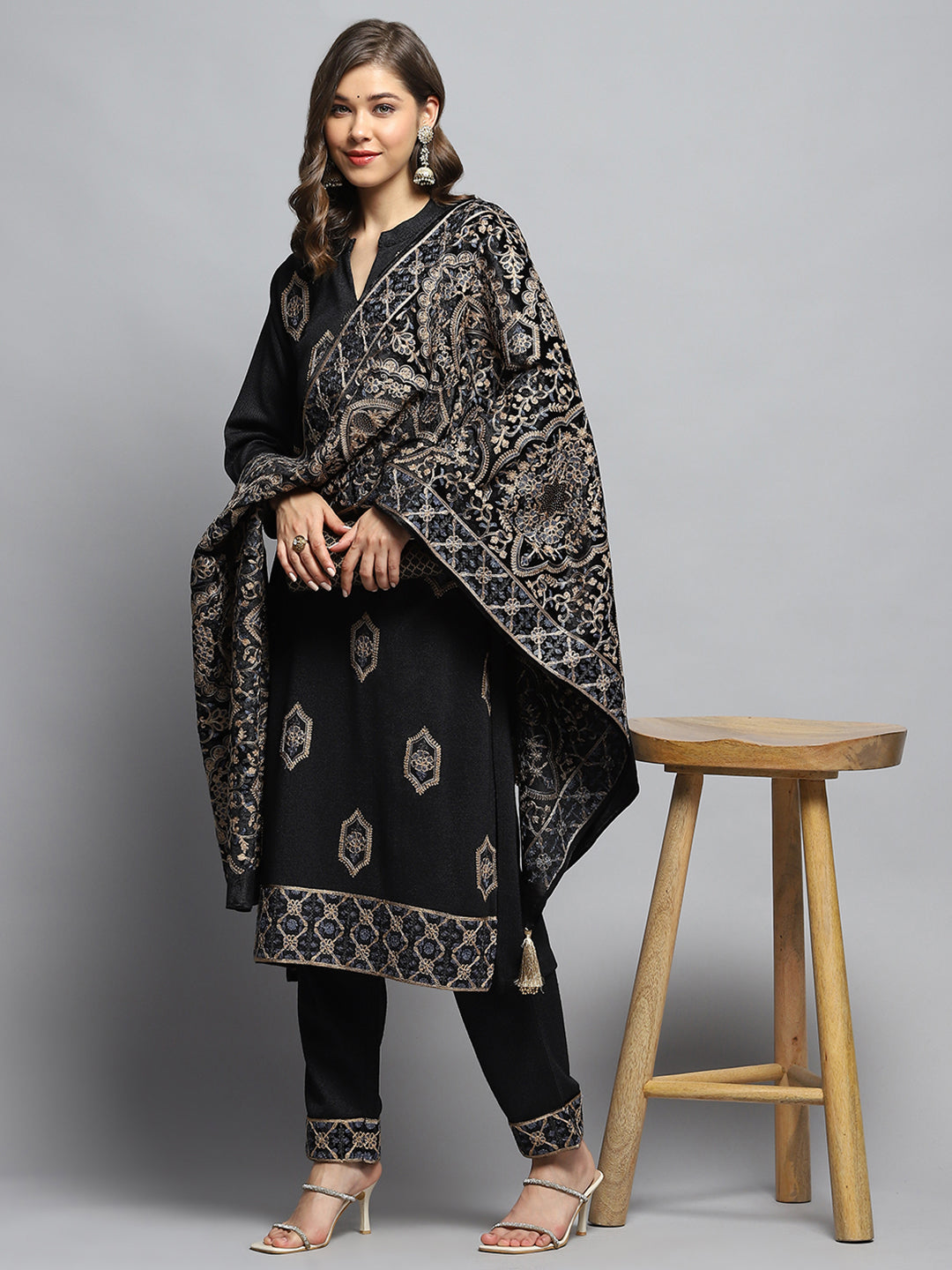 Women Black Self Design Round Neck Full Sleeve Kurti Set & Stole