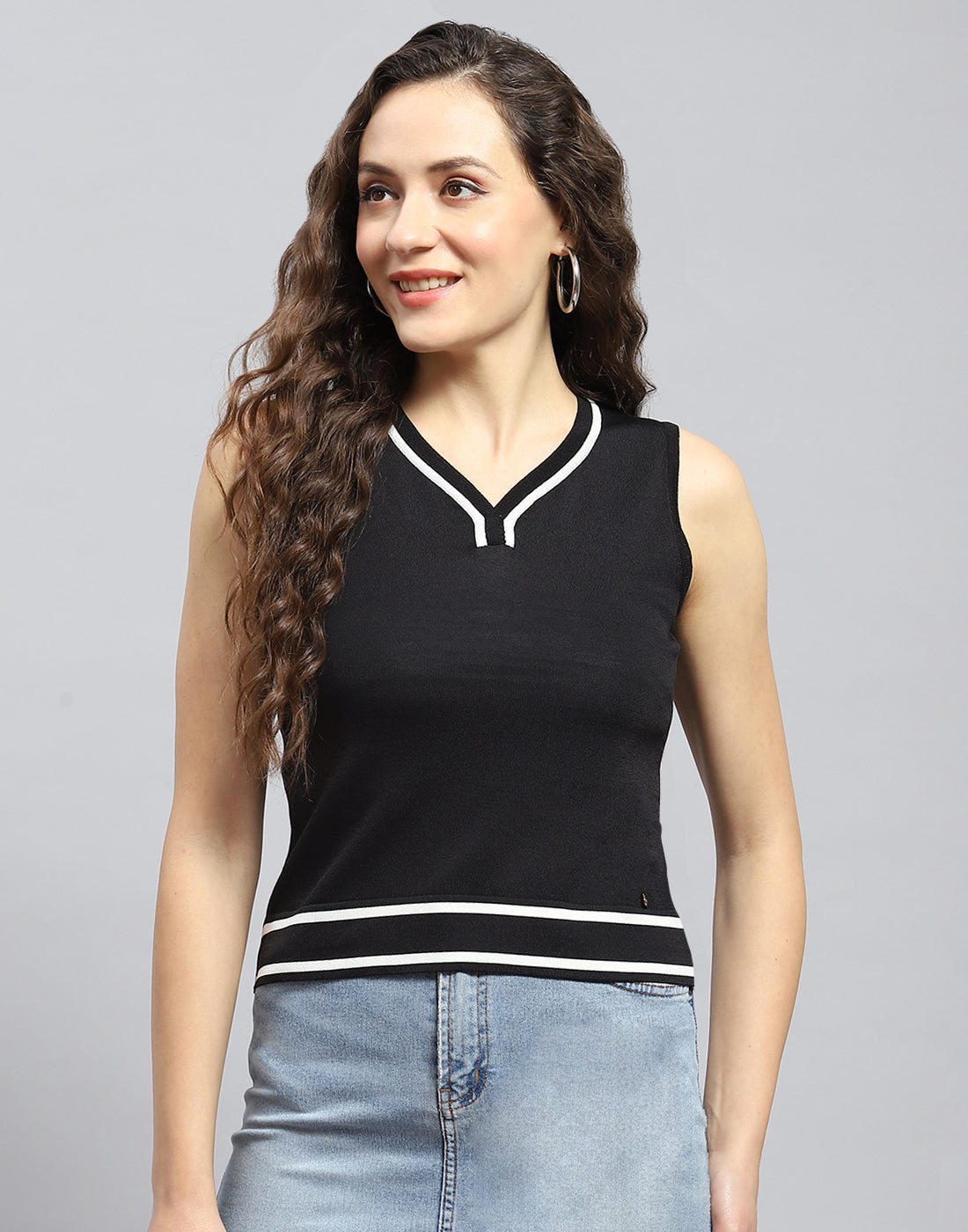 Women Black Solid V Neck Sleeveless Top