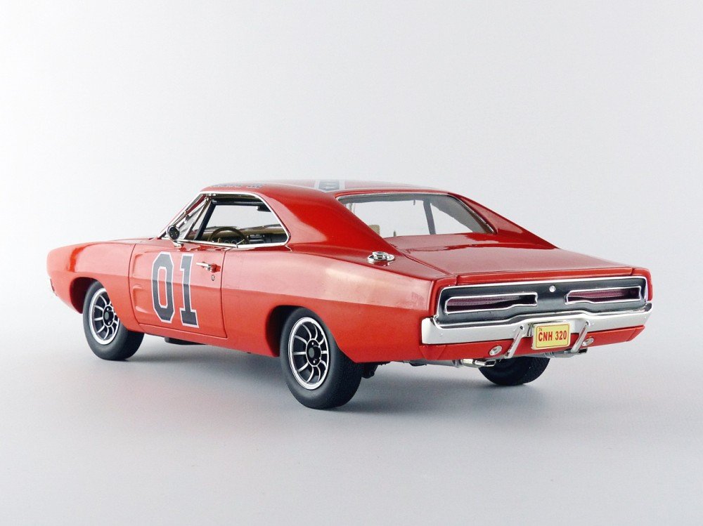 Cooter’s Garage 1969 Dodge Charger with General Lee 1:18 Scale