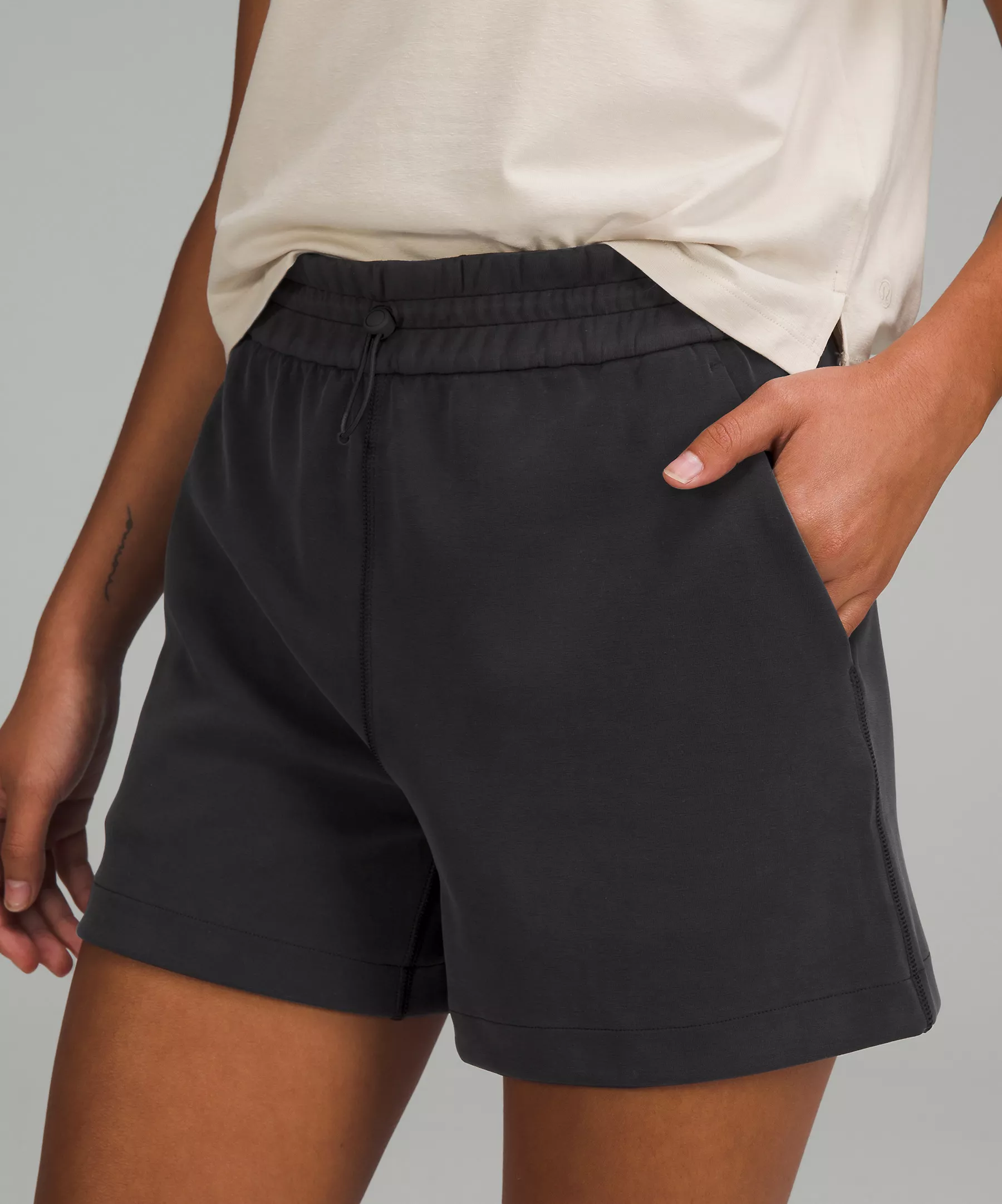 lululemon Softstreme High-Rise Short 4′′