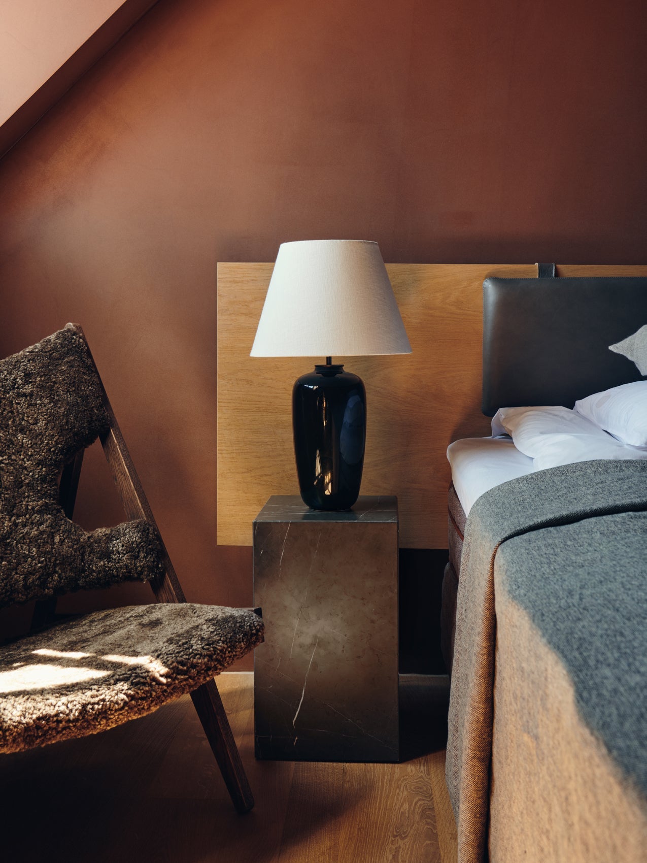 Torso Table Lamp. Black