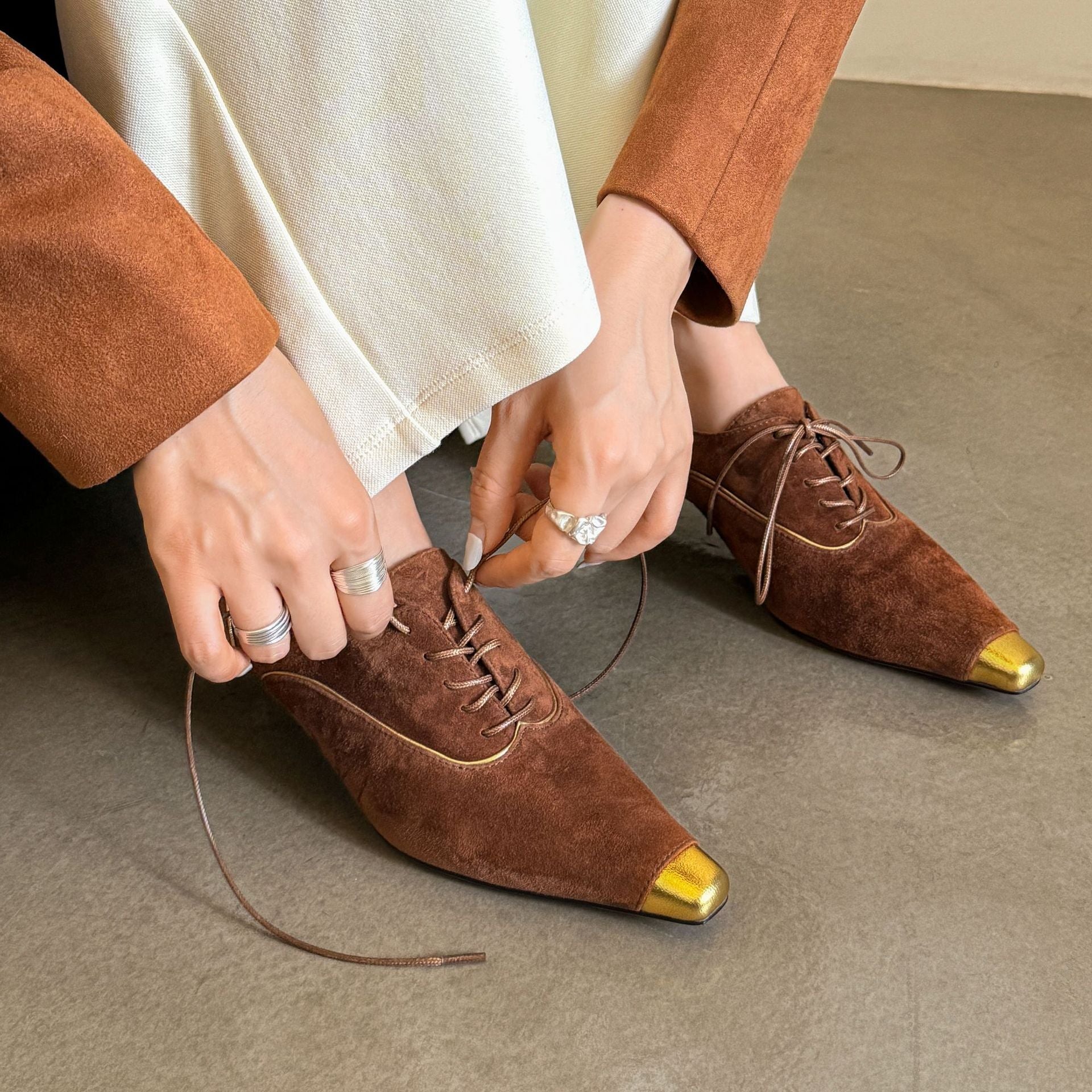 Women's Gold Pointed-Toe Lace-Up Suede Kitten Heel Dress Shoes in Brown/Black