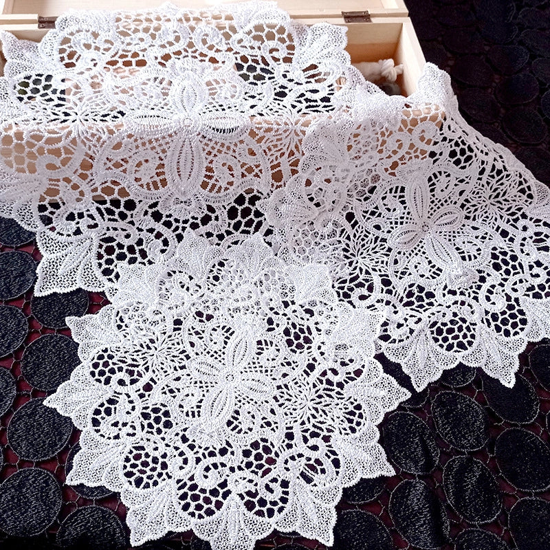 Minimalist Flower Polyester Tablecloths Artificial Decorations