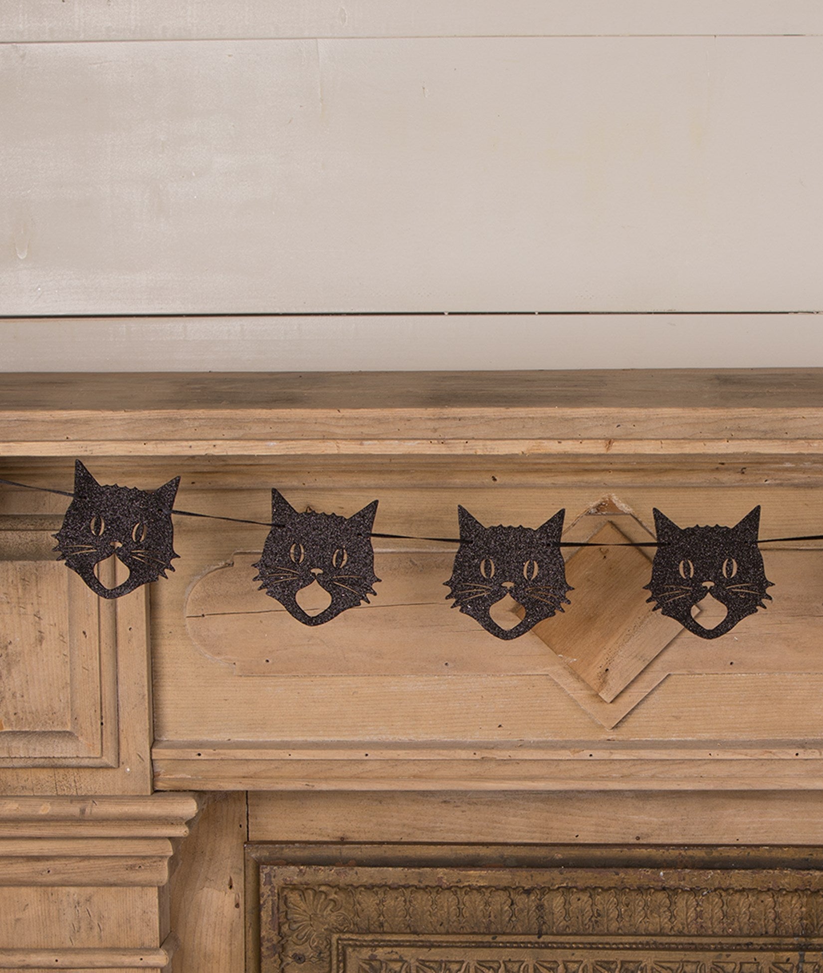 Scaredy Cat Silhouette Garland. Glittered