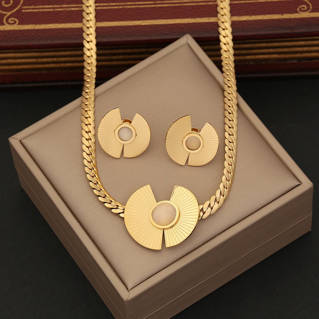 Expressive Geometric Stainless Steel Electroplating Necklaces