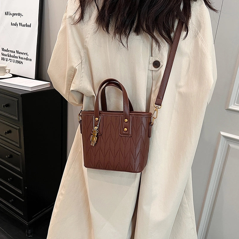 Women's Pu Leather Solid Color Classic Style Sewing Thread Square Zipper Shoulder Bag