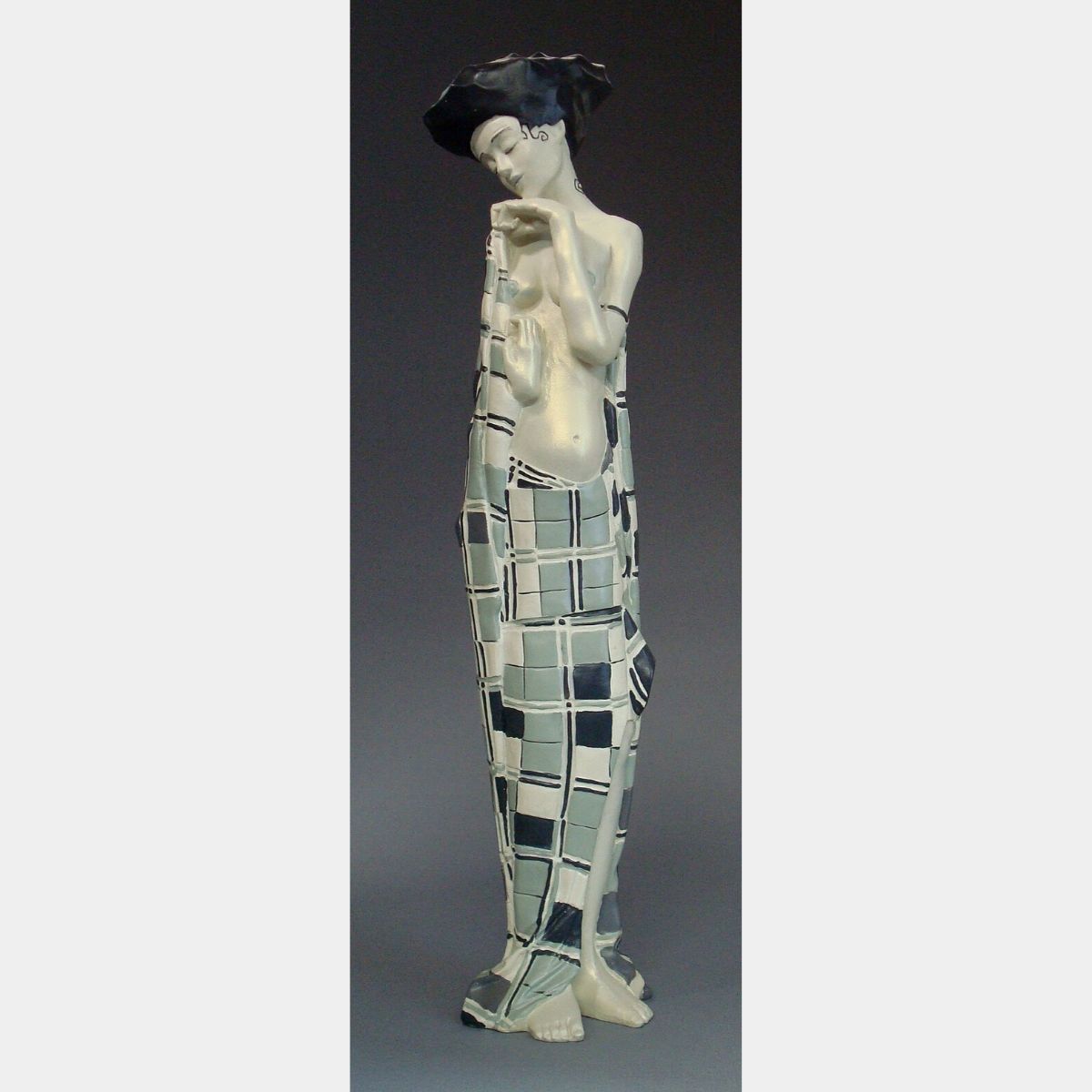 GERTI SCHIELE IN KARIERTEM TUCH