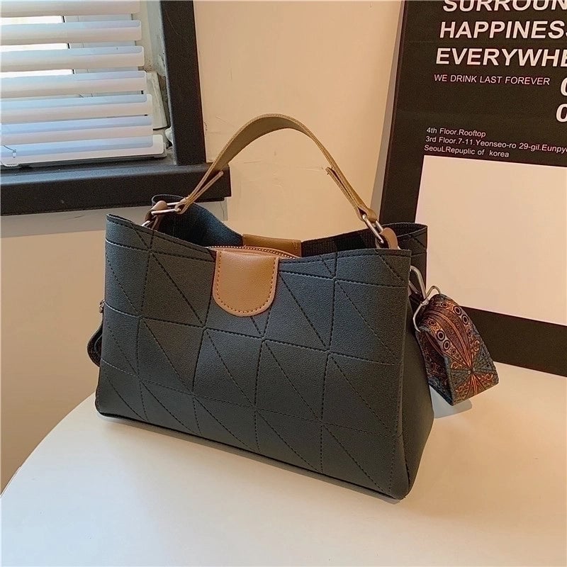 Women's Pu Leather Solid Color Classic Style Zipper Handbag