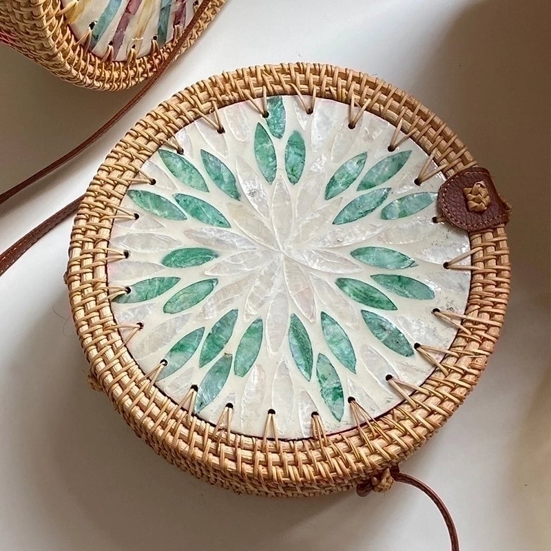 Women's Medium Straw Marble Heart Shape Flower Beach Round Buckle Crossbody Bag