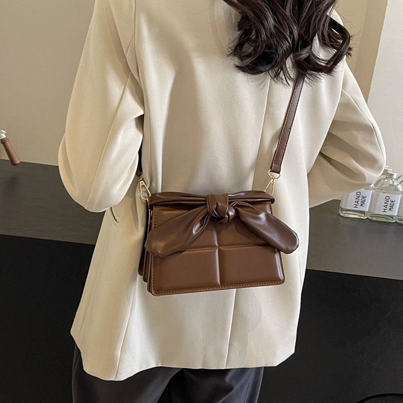 Women's Medium Pu Leather Solid Color Classic Style Streetwear Sewing Thread Square Flip Cover Crossbody Bag