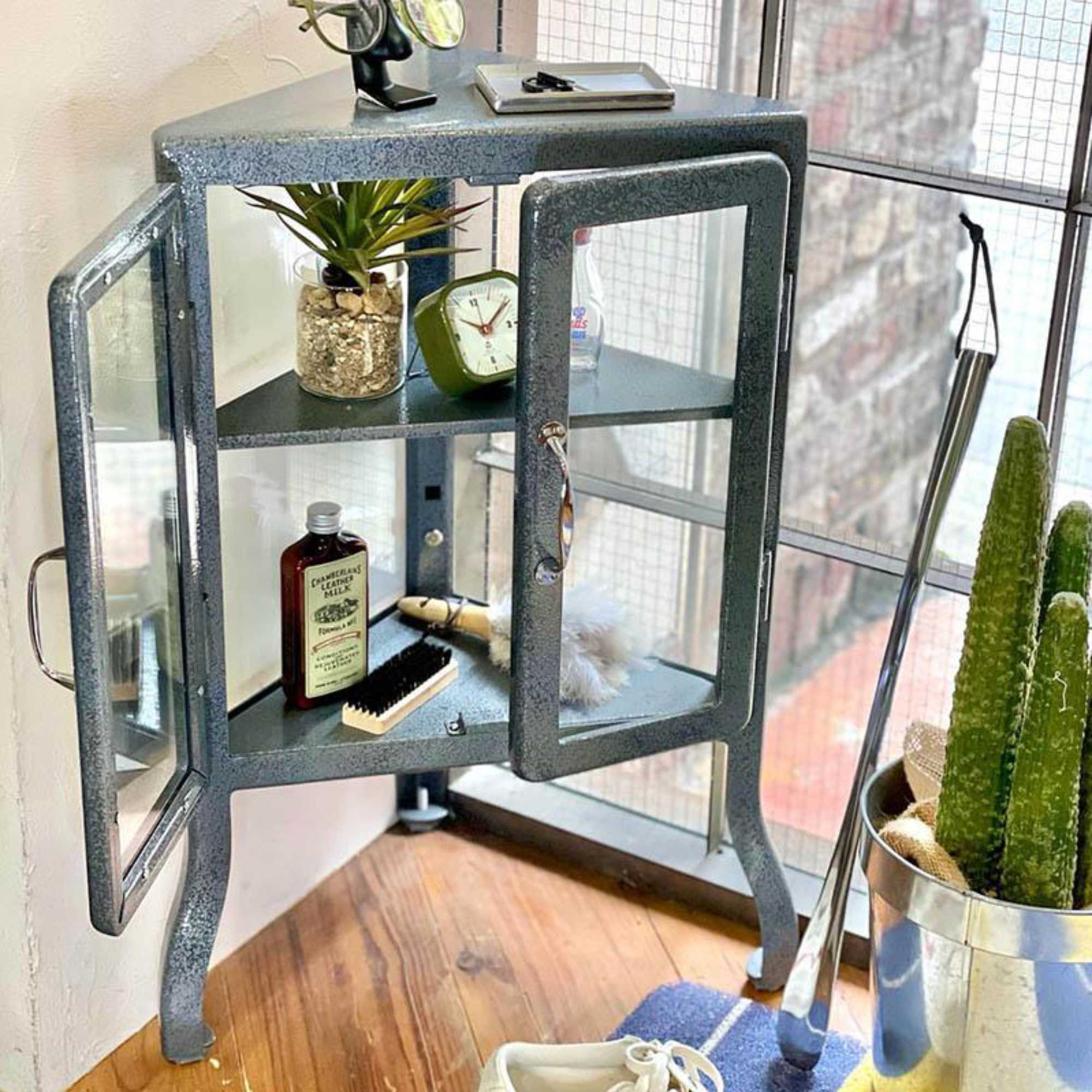 Doctor Mini Triangle cabinet