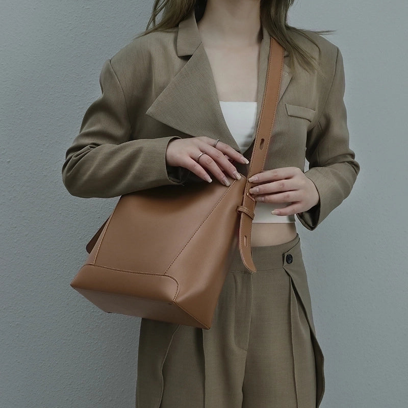 Women's Medium Pu Leather Solid Color Streetwear Zipper Shoulder Bag