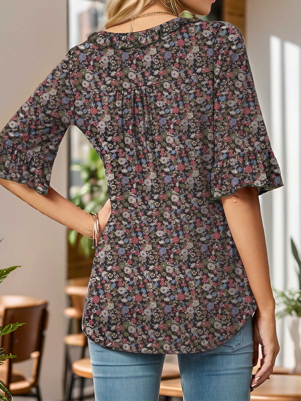 Floral Wrinkle V-neck Flare Blouse