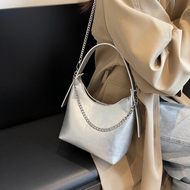 Women's Medium Pu Leather Solid Color Classic Style Streetwear Sewing Thread Pillow Shape Magnetic Buckle Crossbody Bag