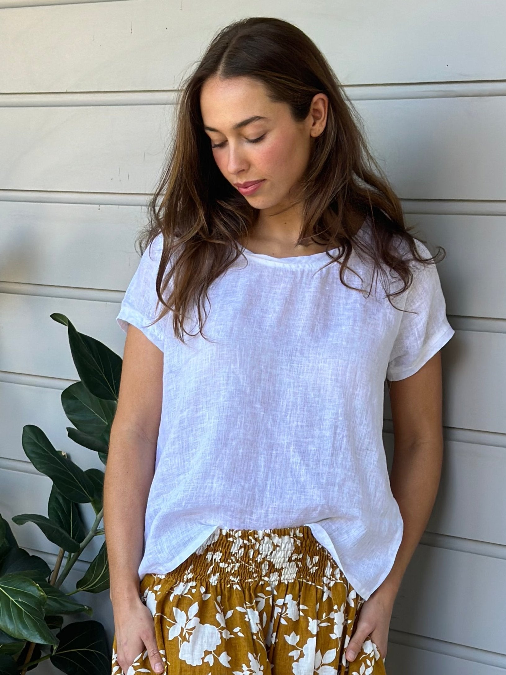 ellie round neck-white linen