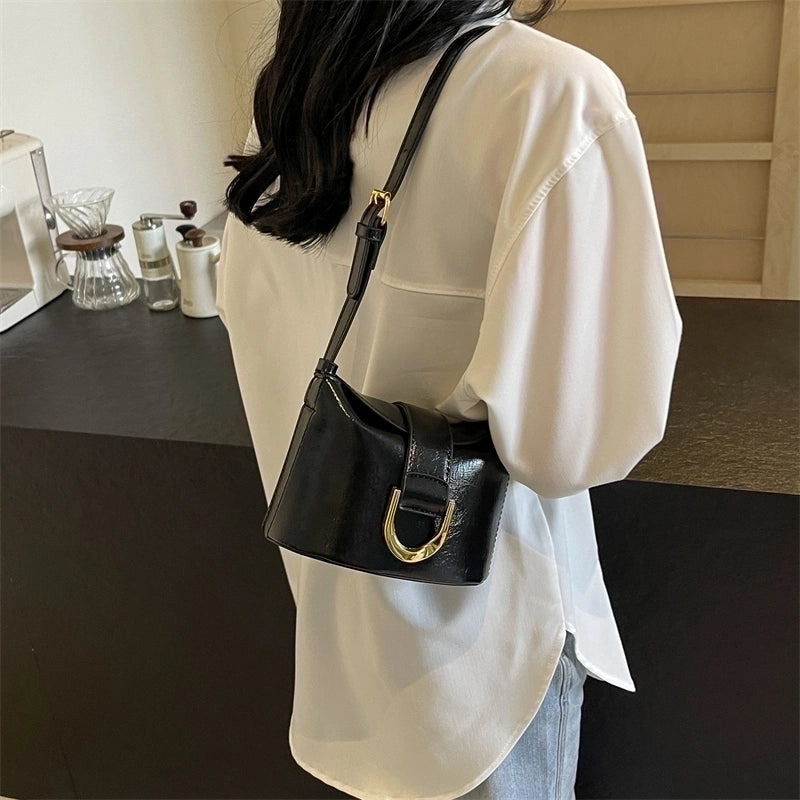 Women's Pu Leather Solid Color Classic Style Sewing Thread Magnetic Buckle Crossbody Bag