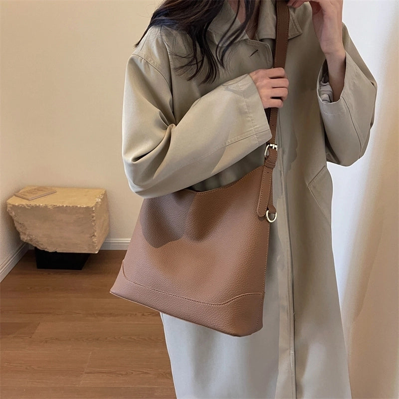 Women's Pu Leather Solid Color Basic Classic Style Streetwear Sewing Thread Square Magnetic Buckle Tote Bag