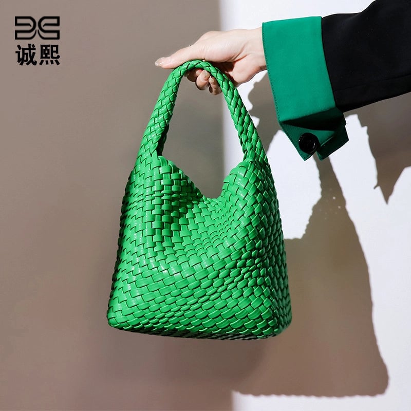Women's Medium All Seasons Pu Leather Solid Color Classic Style Bucket Magnetic Buckle Shoulder Bag