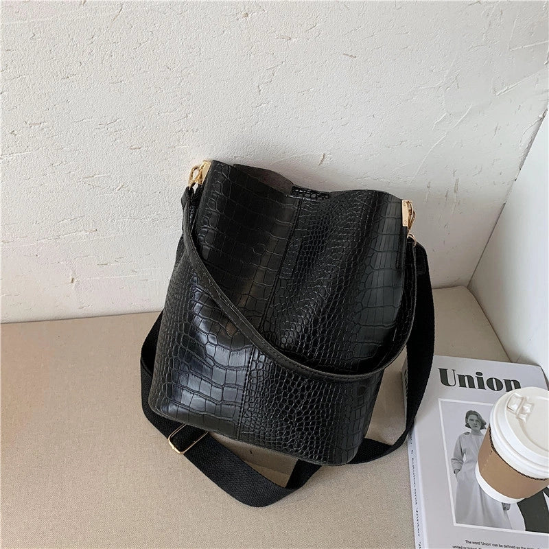 Fashionable Stylish One Shoulder Bag 2024 New Fashionable Temperament Underarm Bag Casual All-Matching Wide Shoulder Strap Bucket Bag