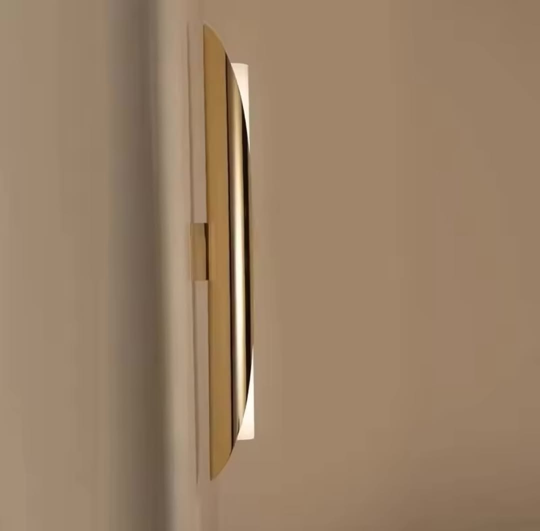 Sleek Gold Vertical Wall Light