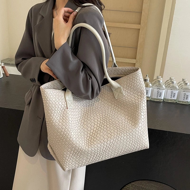 Large Capacity Commuter Tote Bag Fashionable Niche Embossed Textural Shoulder Bag Work Simple Hand Underarm Bag