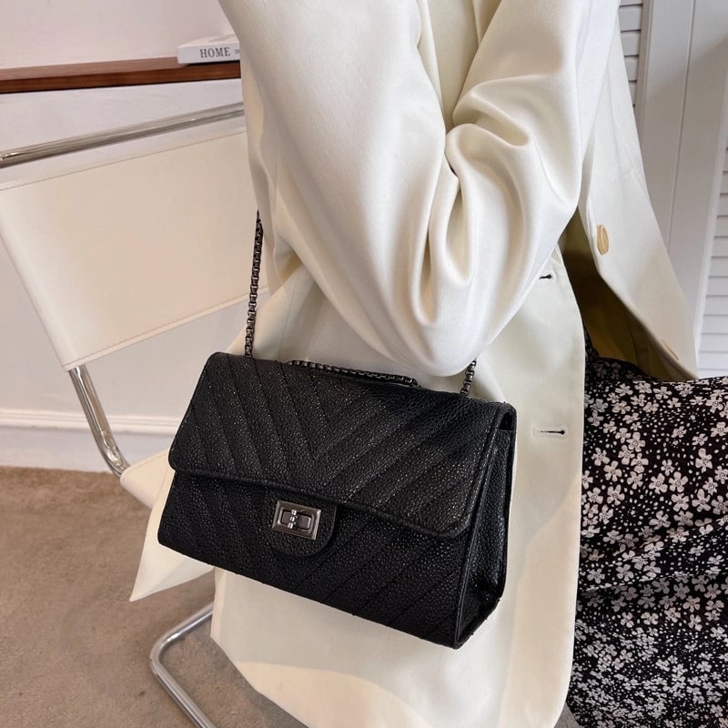 Women's Medium Pu Leather Solid Color Lingge Streetwear Square Flip Cover Underarm Bag