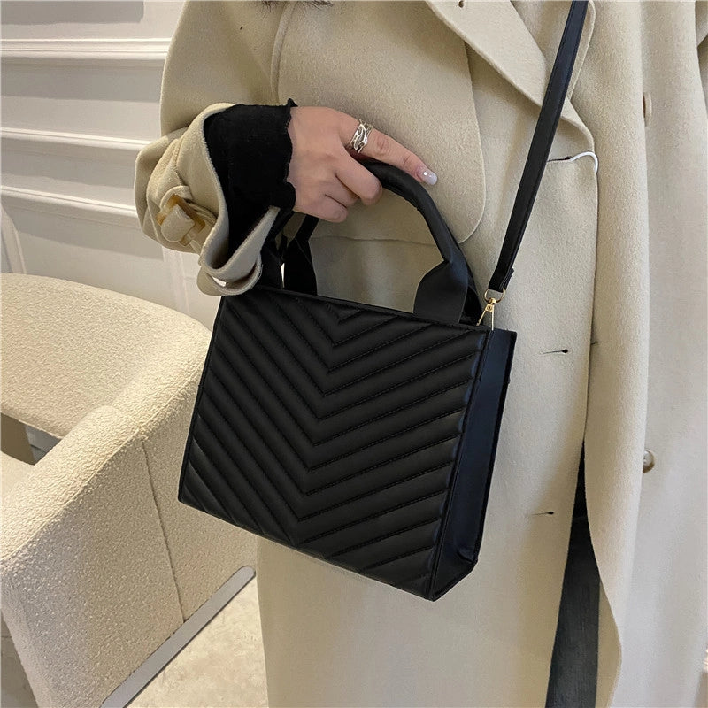 Women's Pu Leather Solid Color Classic Style Sewing Thread Square Zipper Crossbody Bag