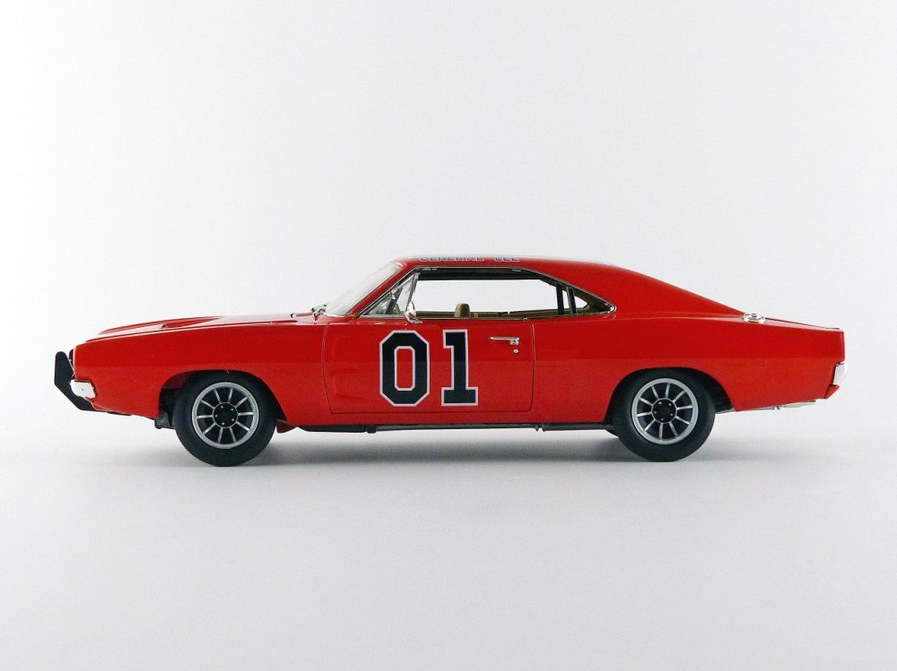 Cooter’s Garage 1969 Dodge Charger with General Lee 1:18 Scale