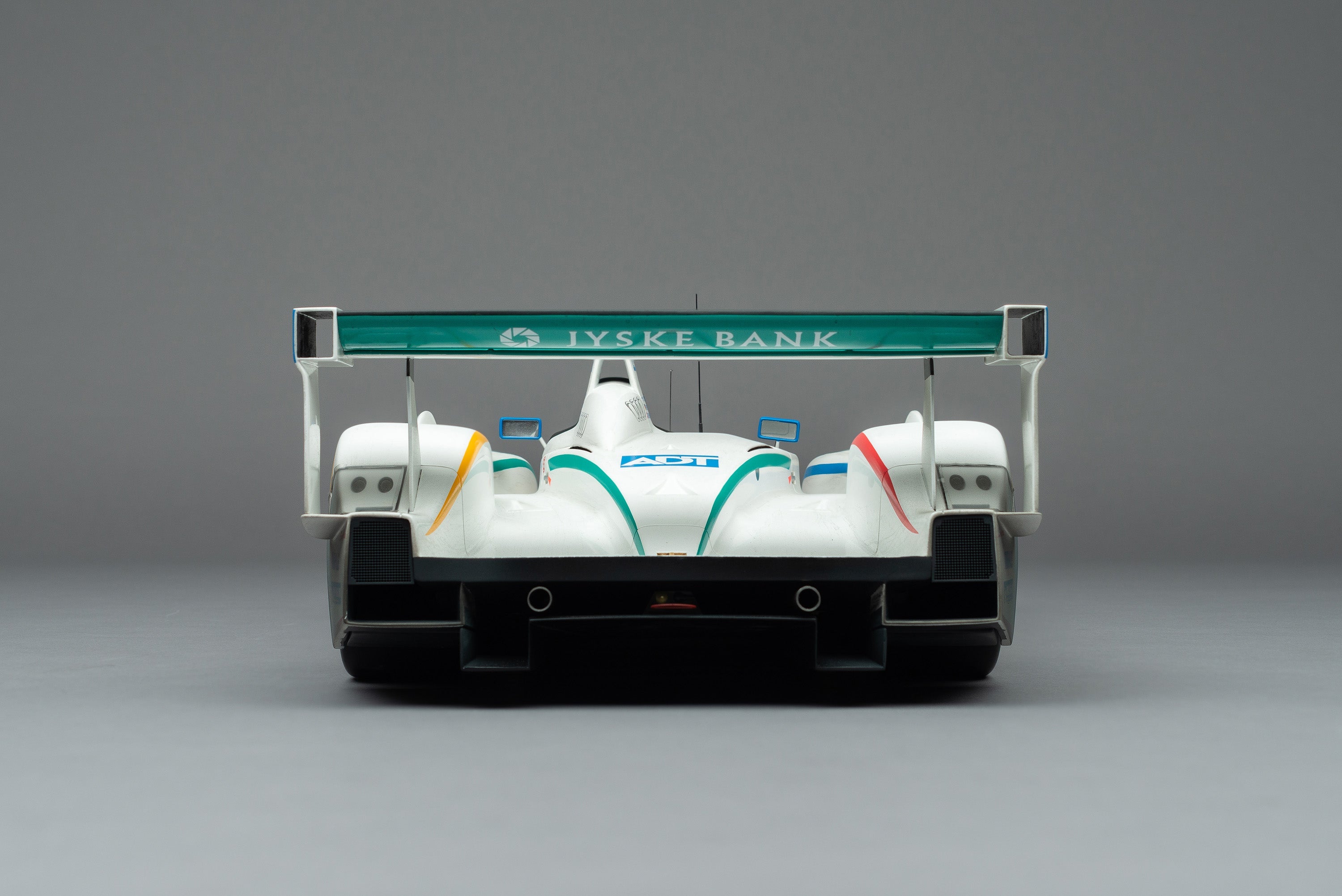 Coche modelo a escala 1:8 del Audi R8 (2005), versión desgastada por el clima de su primera carrera en Le Mans.