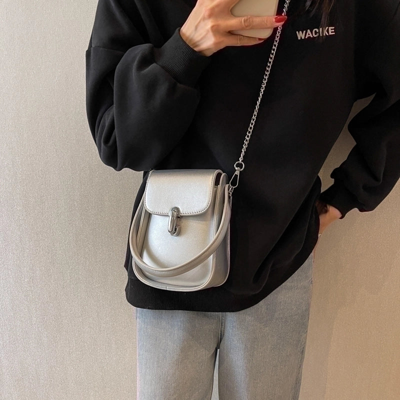 Women's Pu Leather Solid Color Streetwear Sewing Thread Chain Flip Cover Crossbody Bag