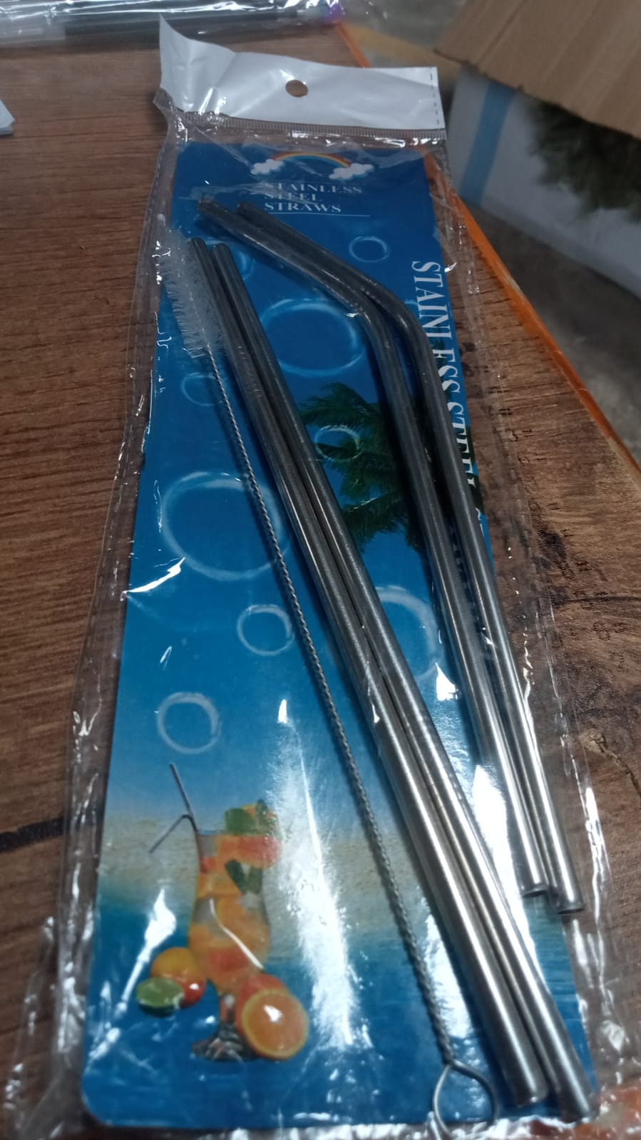 Set of 4 Stainless Steel Straws & Brush (2 Straight straws. 2 Bent straws. 1 Brush)