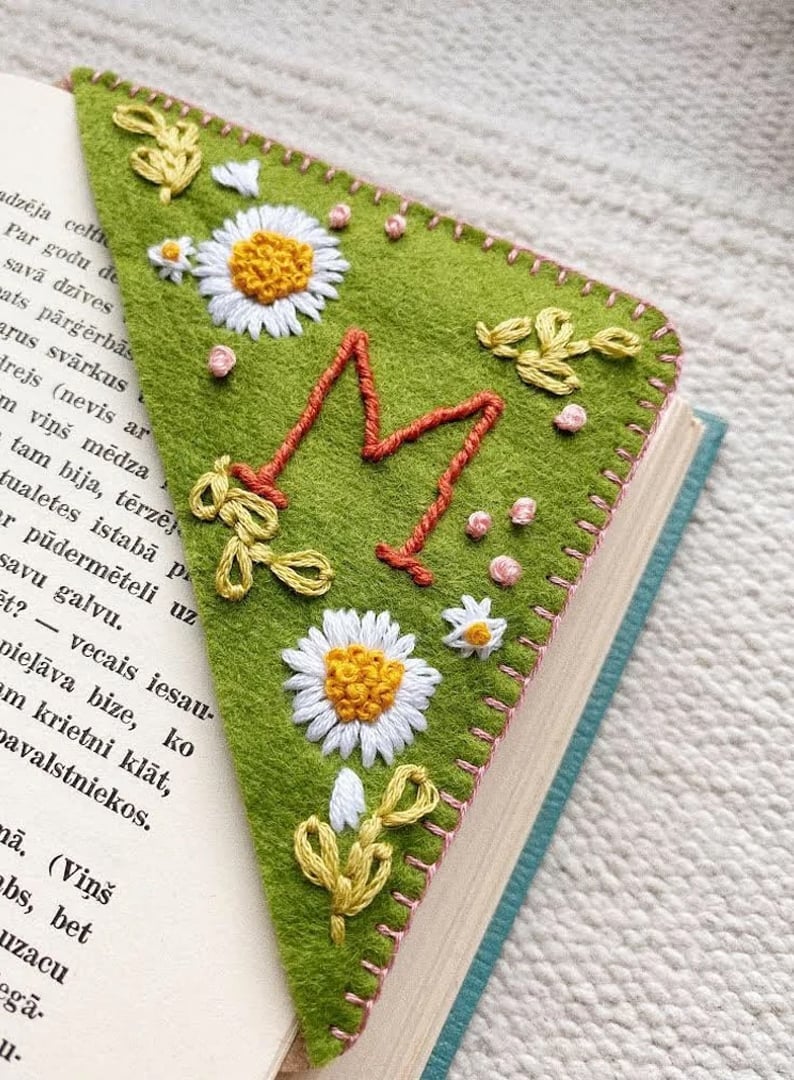 🎁Personalized Hand Embroidered Corner Bookmark